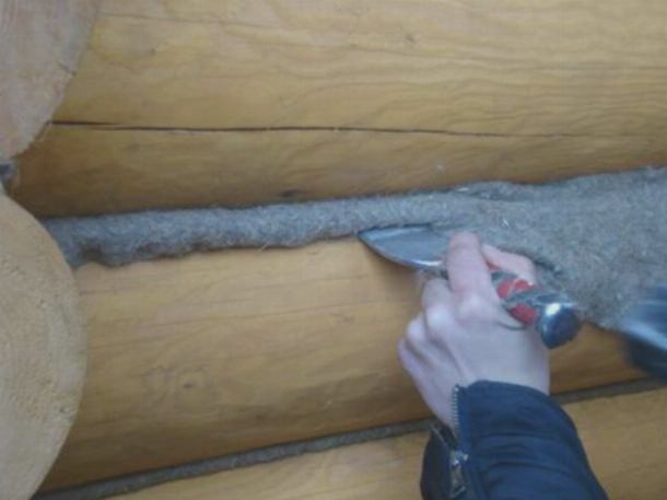 Процесс заделывания щелей в деревянном доме изнутри