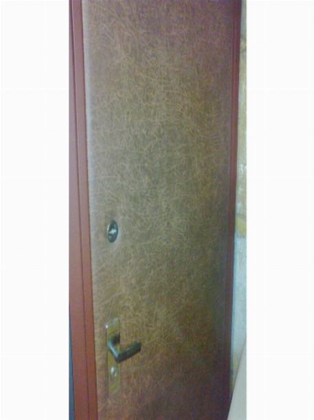Внешняя сторона металлической двери после обшивки