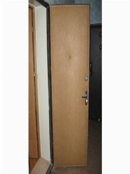 Внутренняя поверхность металлической двери после обшивки дерматином